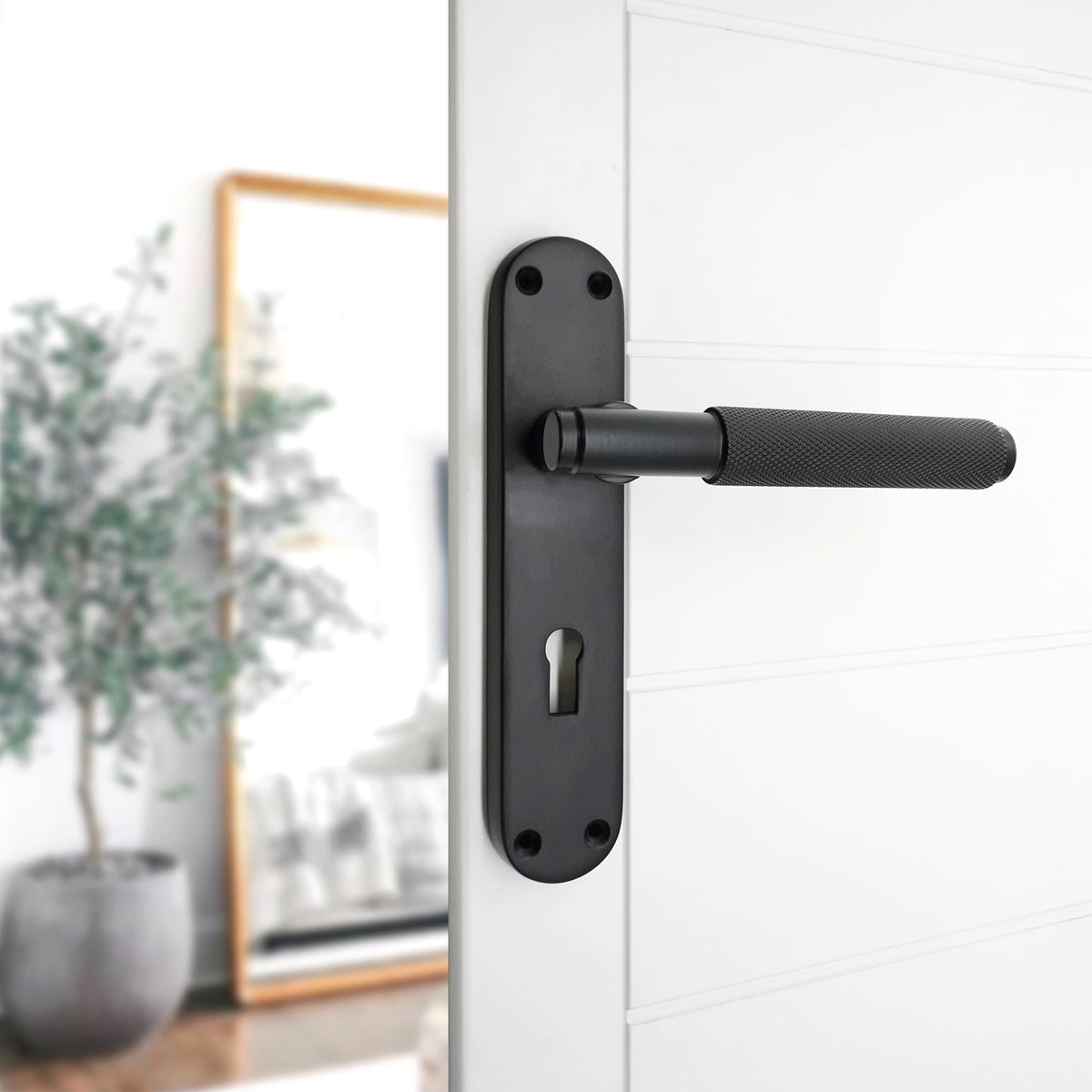 Connaught Knurled Lever on Backplate Lock Matt Black